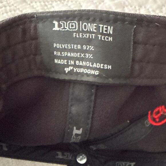 Garth Brooks World Tour Black Red Hat 110 Flex Fit Technology Adjustable Cap NEW - Picture 3 of 5